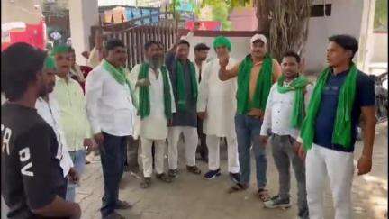 मथुरा: गोविन्द नगर: भारतीय किसान यूनियन टिकैत के प्रवक्ता को मारने की धमकी के मामले में कार्यकर्ता पहुंचे थाने