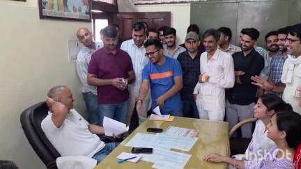 चरखी दादरी: च.दादरी में विधायक ने निवास पर सुनी जनसमस्याएं, समाधान के दिए निर्देश