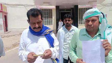 टिब्बी क्षैत्र में गाँव नाई वाला मे चावली देवी जमीनी विवाद में परिवार व भीम आर्मी वाले एसपी हनुमानगढ़ से मिले