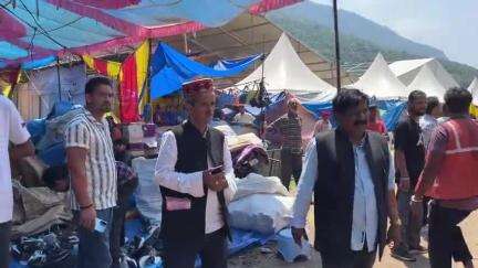कुल्लू: ढालपुर मैदान से व्यापारी अभी भी नहीं हटे, नगर परिषद ने मेला मैदान को 2 बजे तक खाली करने के दिए निर्देश