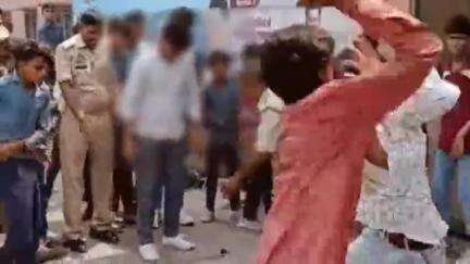 सहसवान: सहसवान के एक प्रतिष्ठित इंटर कॉलेज के पास 2 छात्रों में मारपीट का वीडियो सोशल मीडिया पर हुआ वायरल