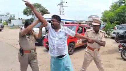 திருப்பூர் தெற்கு: தனியார் கல்லூரியில் கட்டண கொள்ளை நடப்பதாக பாதிக்கப்பட்ட மாணவரின் தந்தை கலெக்டர் அலுவலகத்தில் தீக்குளிக்க முயன்றதால் பரபரப்பு