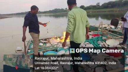 गंगाखेड: रावराजुर येथील गोदावरी नदीपात्रात वाळू उपसा करणारे तराफे पोलिसांनी केले नष्ट