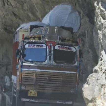 कल्पा: किन्नौर के शिल्टी सड़क मार्ग पर ट्रक चालक बरतें एहतियात, तंग सड़कों पर ओवरलोडिंग से बचें