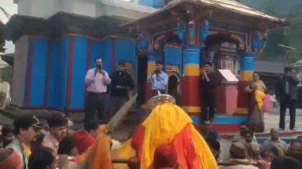 रुद्रप्रयाग: भगवान मद्महेश्वर की चलविग्रह डोली ओंकारेश्वर मंदिर ऊखीमठ से राकेश्वरी मंदिर रांसी के लिए रवाना