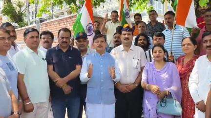 टिहरा सुजानपुर: सुजानापुर में पूर्व विधायक राजेंद्र राणा के नेतृत्व में निकाली गई तिरंगा यात्रा