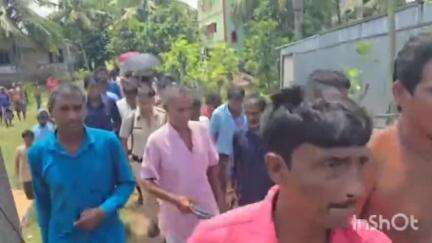 ক্যানিং ২: ৭ নম্বর গোবিন্দ নগর এলাকায় দীর্ঘদিনের পারিবারিক সমস্যার সমাধানে এলাকায় এলেন বিধায়ক শওকত মোল্লা