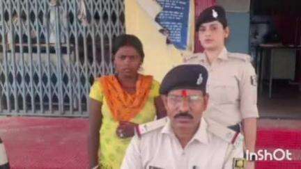 कोंच: आंती-जहाना पथ पर पुलिस ने 10 लीटर महुआ शराब के साथ एक महिला को किया गिरफ़्तार
