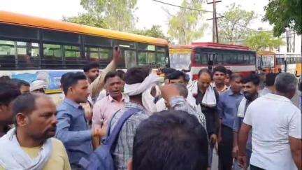 कोल: नोएडा में रोडवेज बस परिचालक के साथ मारपीट के विरोध में बुद्ध विहार डिपो पर कर्मचारियों ने की हड़ताल, बस संचालन हुआ बंद