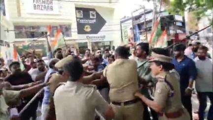 ചാവക്കാട്: മൃതദേഹത്തോട് അനാദരവ്, നഗരസഭ ഓഫീസിലേക്ക് യൂത്ത് കോൺഗ്രസ് നടത്തിയ മാർച്ചിൽ പോലീസും പ്രവർത്തകരും തമ്മിൽ സംഘർഷം