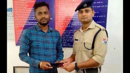 ঝালদা ২: রেল ট্র্যাক থেকে মোবাইল ফোন উদ্ধার করে যাত্রীকে ফিরিয়ে দিল কোটশিলা RPF