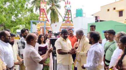 பழனி: புளியம்பட்டி உச்சிகாளியம்மன் கோயிலில் கில்லி பட வில்லன் கராத்தே ராஜன் மற்றும் புதுமுக நடிகர் நடிகைகள் உடன் புதிய படத்திற்கான பூஜை நடைபெற்றது
