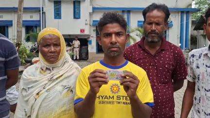 দিনহাটা ১: লটারির টিকিট কেটে কোটিপতি হলেন বড়নাচিনা ঘাটপাড়া এলাকার এক রাজমিস্ত্রি