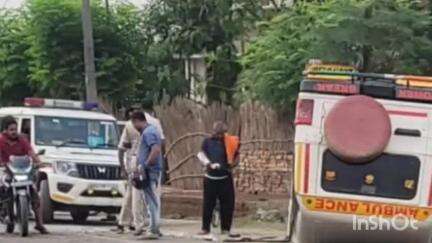 एकमा: रसूलपुर के केदार परसा में अनियंत्रित एम्बुलेंस सड़क किनारे पलटी, मौके पर पहुंची पुलिस