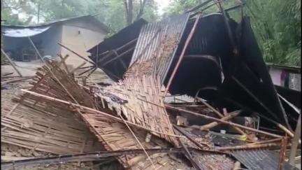 মৰঙী: মৰঙিৰ নুমলীগড় চাহ বাগিচাৰ বৰলাইনত বন্যহস্তীৰ উপদ্ৰৱ, ভাঙি তচনচ কৰিলে কেইবাটাও বাসগৃহ, কথমপি প্ৰাণৰক্ষা এটা পৰিয়ালৰ