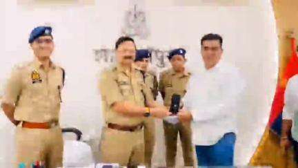 शाहजहांपुर: पुलिस लाइन सभागार में पुलिस अधीक्षक ने मोबाइल स्वामियों को 51 मोबाइल फोन वितरित किए, खोए मोबाइल पाकर चेहरे खिले