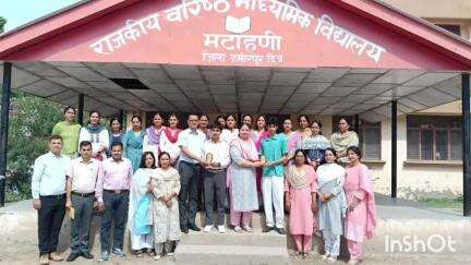 हमीरपुर: मटाहणी स्कूल में 12वीं के परिणामों में प्रथम स्थान पर रहे छात्रों को स्मृति चिन्ह देकर किया गया सम्मानित