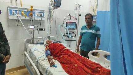 झालरापाटन: खाचरोद गांव में बाइक के सामने अचानक कुत्ता आ जाने से बाइक सवार महिला गिरी, जिला अस्पताल में कराया गया भर्ती