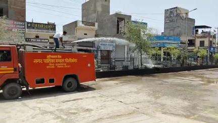 रावतसर: रावतसर नगर पालिका प्रशासन ने बढ़ती गर्मी के मद्देनज़र शहर की सड़कों पर किया पानी का छिड़काव