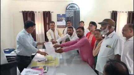 तिलहर: मानव जीवन कल्याण समिति ने नगर के पूर्वी तिराहे और चीनी मिल के पास अंडर पास बनवाने की मांग को लेकर दिया ज्ञापन