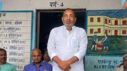 चकिया पिपरा: उत्क्रमित मध्य विद्यालय हसनपुर में वर्ग 1 से 5 के बच्चों के बीच स्कूल बैग वितरण, पिपरा विधायक श्यामबाबू प्रसाद यादव