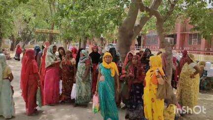 धौलपुर: कलेक्ट्रेट पर नरेगा मजदूर महिलाओं ने अपनी मांगों को लेकर DM को कार्यालय में दिया शिकायती पत्र