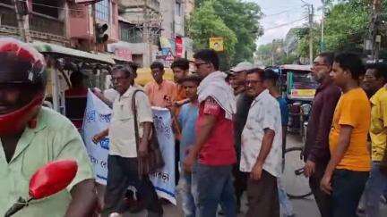 সিউড়ি ১: সুপ্রিম কোর্টের হকার্স উচ্ছেদের নির্দেশ নিয়েই প্রতিবাদ সিউড়িতে বিক্ষোভ কর্মসূচি করলো অল বেঙ্গল হকার্স ইউনিয়নের থেকে