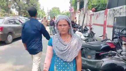 बरेली: थाना शीशगढ़ क्षेत्र के ग्राम मोहम्मदपुर निवासी पीड़ित महिला का आरोप, पड़ोसी दंपति ने की मारपीट