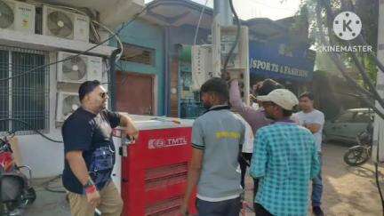 फूलपुर: उदपुर और शबाना आजमी मार्ग पर अवर अभियंता देवेंद्र सिंह के नेतृत्व में चलाया गया विद्युत चेकिंग अभियान