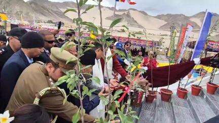 केंद्रीय मंत्री किरेन रिजिजू ने लेह में कुशोक ग्यालस्रस बकुला रिनपोचे की प्रतिमा का अनावरण किया