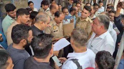 कोल: रामघाट रोड़ पर जीनझीण धर्मशाला को खाली कराने पहुंची पुलिस और नगर निगम टीम का लोगों ने किया विरोध, हुआ हंगामा