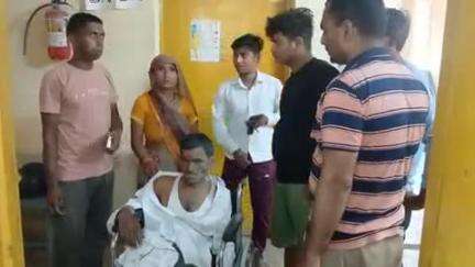 आंवला: आंवला बिसौली मार्ग पर मनोना मंढी के सामने कार ने बाइक को मारी टक्कर, बाइक सवार गंभीर रूप से घायल
