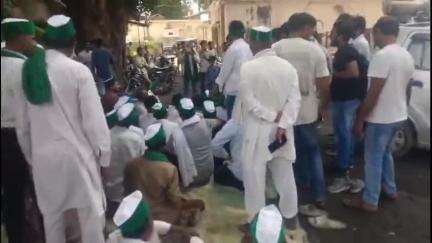 बिलारी: कुंदरकी बिजली घर पर भारतीय किसान यूनियन भानू के कार्यकर्ताओं ने बिजली विभाग के पदाधिकारी के खिलाफ किया धरना प्रदर्शन