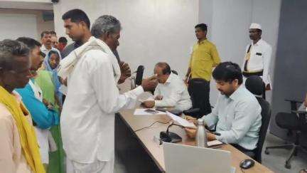 అసిఫాబాద్: ఆసిఫాబాద్ ప్రజావాణి కార్యక్రమంలో అందిన దరఖాస్తులను స్వీకరించిన ఆసిఫాబాద్ జిల్లా కలెక్టర్ వెంకటేష్ దోత్రె