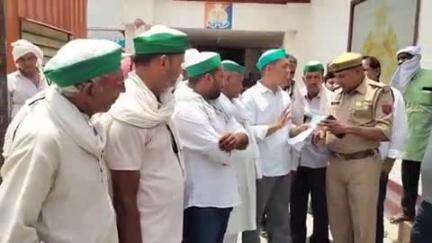 खुर्जा: भारतीय किसान यूनियन टिकैत के कार्यकर्ताओं ने खुर्जा कोतवाली का किया घेराव, अभद्र टिप्पणी का आरोप लगाया