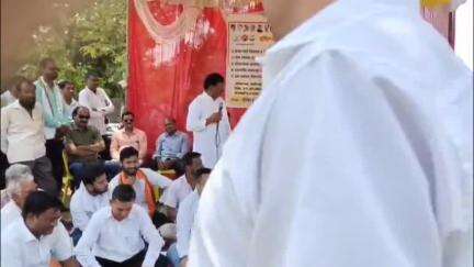 तुमसर: शहरातील तहसील कार्यालयासमोर शेतकरी व निराधार लाभार्थ्यांच्या विविध मागण्यासंदर्भात महाविकास आघाडीतर्फे धरणे आंदोलन