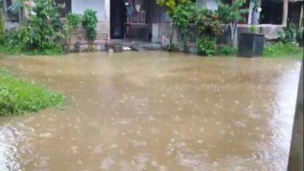 কৈলাশহর: কৈলাসহর চিড়াকুটি চৌধুরীপাড়া এলাকায় এক ব্যক্তির বাড়িতে বৃষ্টির জল প্রবেশ করে বন্যায় পরিণত হয়
