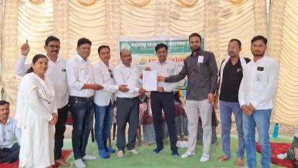 अकोला: प्रलंबित मागण्यांकडे शासन-प्रशासनाचे लक्ष  वेधण्यासाठी जिल्हा अधिकारी कार्यासमोर कृषी सहायक संघटनेने आंदोलन सुरू..