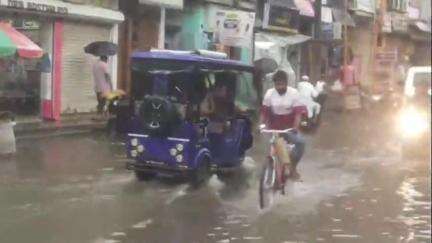 কৈলাশহর: প্রবল বৃষ্টি হওয়ার কারণে কৈলাসহর নেতাজি চৌমোনি এলাকা জলমগ্ন হয়ে পড়েছে