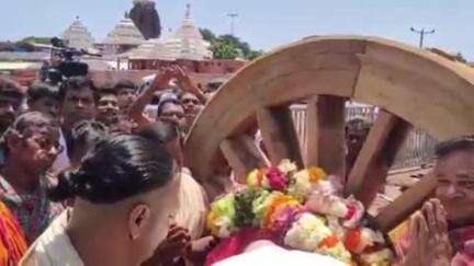 ପୁରୀ ମ୍ୟୁନିସିପାଲଟି: ଶ୍ରୀ କ୍ଷେତ୍ର ଭଉଁରୀ ଅବସରରେ ଶ୍ରୀ ମନ୍ଦିର ରୁ ଆଜ୍ଞା ମାଳ ବିଜେ ପରେ ରଥ ଖଳା ରେ ଚକ ଅଖ ଡେରା ନୀତି ଅନୁଷ୍ଠିତ ହୋଇଛି l