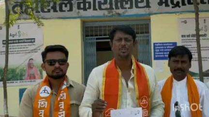 भद्रावती: अवैध रेतीप्रकरणातील दोषींवर कारवाई करण्यासाठी शिवसेना शिंदे गटाचे तहसील कार्यालयात निवेदन.