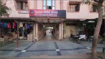 નડિયાદ: નરસંડા અને ભૂમેલ પાસે હિટ એન્ડ રનના બે બનાવમાં 2 યુવકોના મોત થયા.