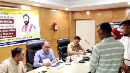 नारनौल: लघु सचिवालय नारनौल में लगे समाधान शिविर में जिला उपायुक्त ने सुनी लोगों की शिकायतें