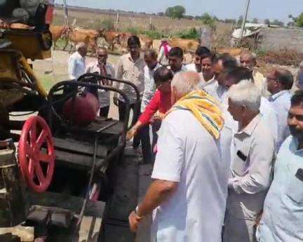લીલીયા: લીલીયાના હાથીગઢ થી ખારા ગામને જોડતા ડામર રોડના નવીનીકરણના કામનું શુભારંભ કરતા ધારાસભ્ય