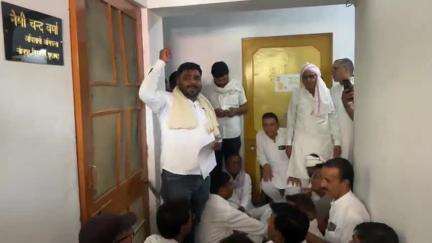 सूरतगढ़: अघोषित बिजली कट से परेशानी, कांग्रेस कार्यकर्ताओं ने एक्सईएन कार्यालय का घेराव कर दी आंदोलन की चेतावनी  #jansamasya