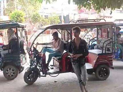 मैदागीन चौराहा पर टोटों मनमाने तरीके से खड़ा करते हुए और डेली जाम लगाते हैं