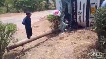 भोगनीपुर: छतेनी के निकट ट्रक अनियंत्रित होकर डिवाइडर पर पलटा, चालक हुआ चोटिल, टला बड़ा हादसा