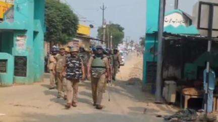 नवाबगंज: जैदपुर थाना पुलिस और पीएसी जवानों ने जैदपुर कस्बे में किया फ्लैग मार्च, सुरक्षा व्यवस्था का दिलाया एहसास