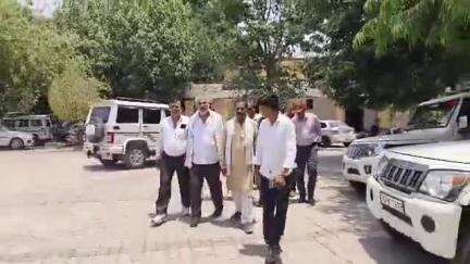 हमीरपुर: सोफिया कुरैशी और व्योमिका सिंह पर अमर्यादित टिप्पणी से भड़के पूर्व सैनिक, जिलाधिकारी को ज्ञापन सौंपा
