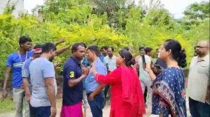 বামনগোলা: পাকুয়াহাট ডিগ্রি কলেজের ঢুকতে দেওয়া হল না নবনিযুক্ত পরিচালন সমিতির সভাপতিকে; বিক্ষোভ, করা হল ধাক্কাধাক্কি